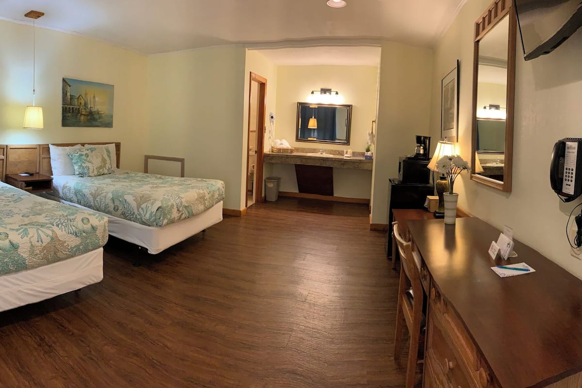 Standard Room, 2 Double Beds, Refrigerator, Mezzanine | 書桌、手提電腦工作空間、熨斗/熨衫板、免費 Wi-Fi