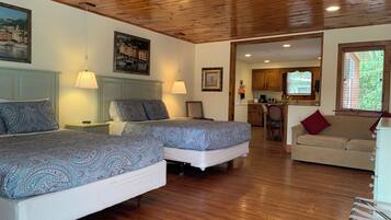 Deluxe Suite, Kitchen, Courtyard Area | 1 dormitorio, escritorio, espacio para trabajar con un portátil