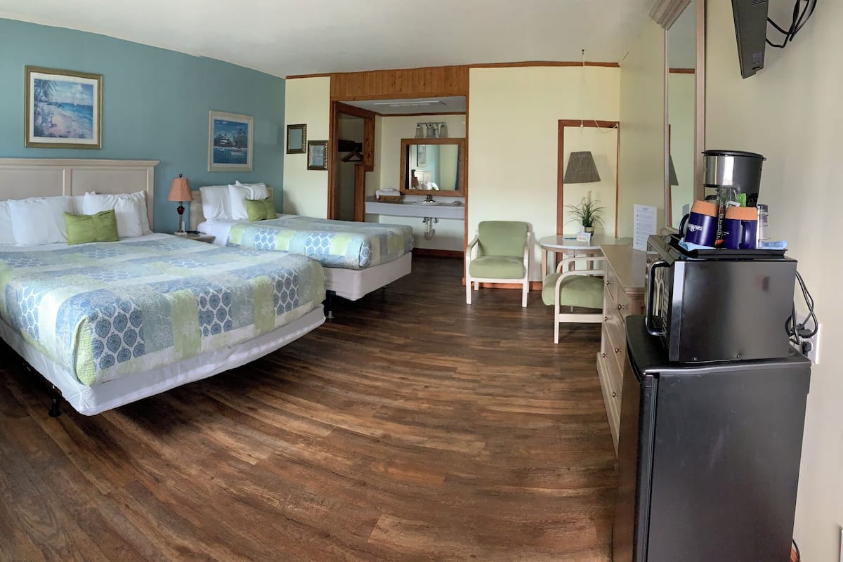 1 habitación, escritorio y espacio para trabajar con laptop