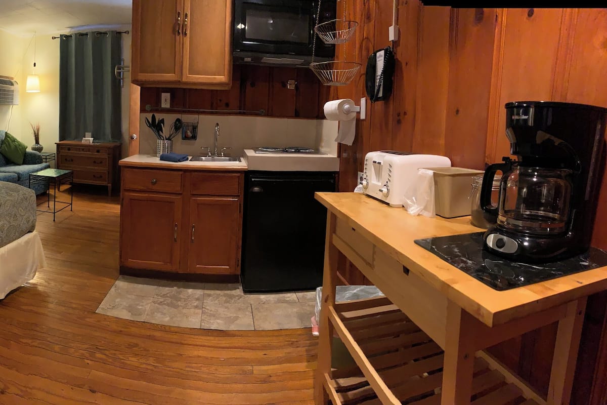 1 habitación, escritorio y espacio para trabajar con laptop