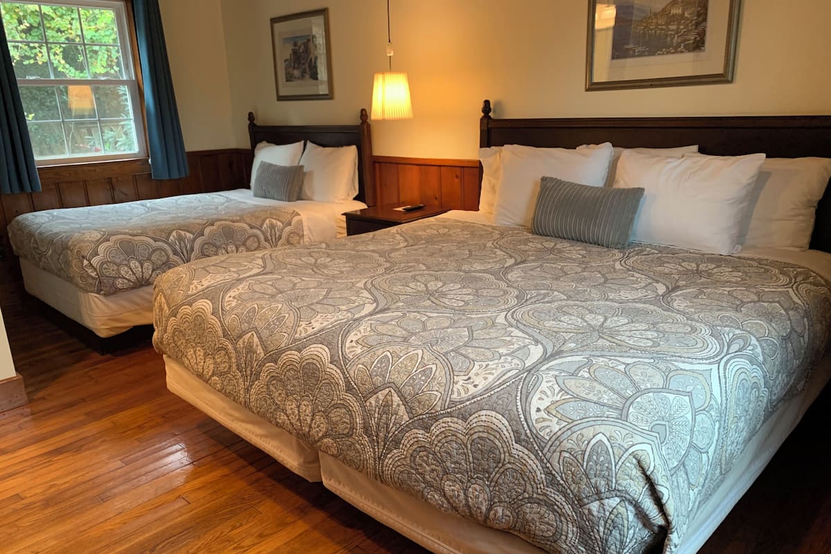 Deluxe Suite, 1 Bedroom, Kitchen, Courtyard Area | 書桌、手提電腦工作空間、熨斗/熨衫板、免費 Wi-Fi