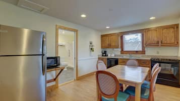 Deluxe Suite, Kitchen, Courtyard Area | 전용 주방 | 냉장고, 전자레인지, 커피/티 메이커