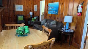 Deluxe Suite, 2 Bedrooms, Kitchen, Courtyard Area | Wohnbereich