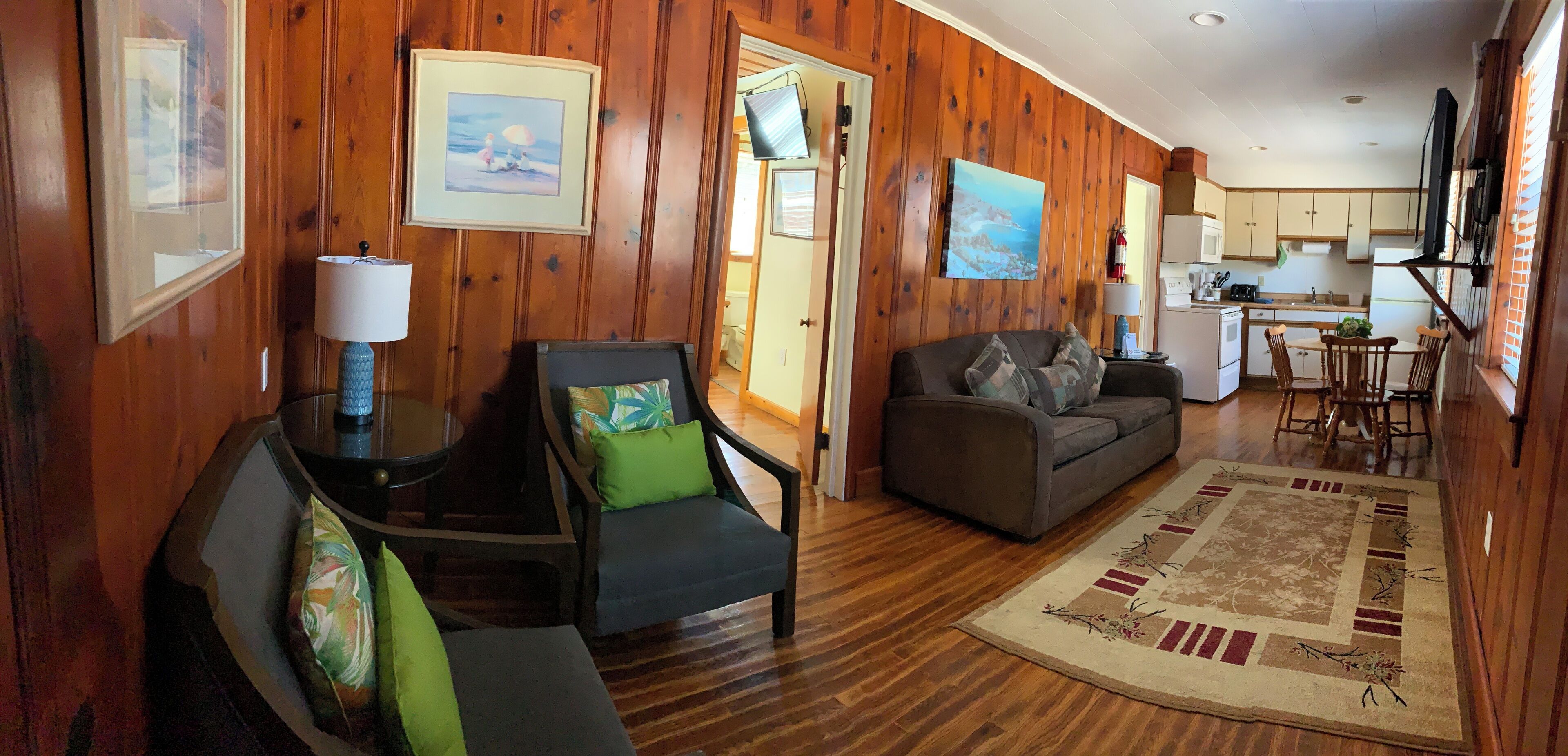 Deluxe Suite, 2 Bedrooms, Kitchen, Courtyard Area | Eget kjøkken | Kjøleskap, mikrobølgeovn og kaffetrakter/tekoker