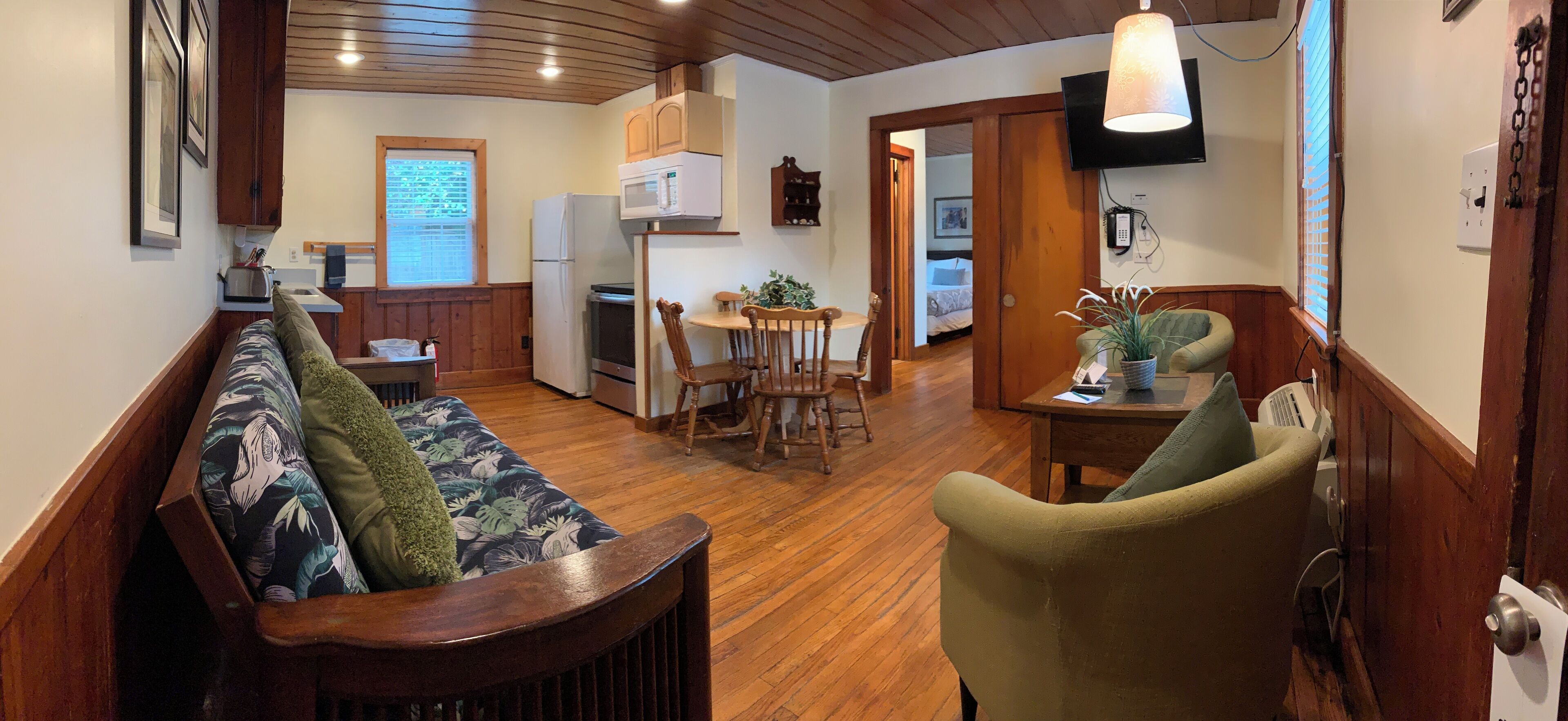 Deluxe Suite, 1 Bedroom, Kitchen, Courtyard Area | Living area | TV