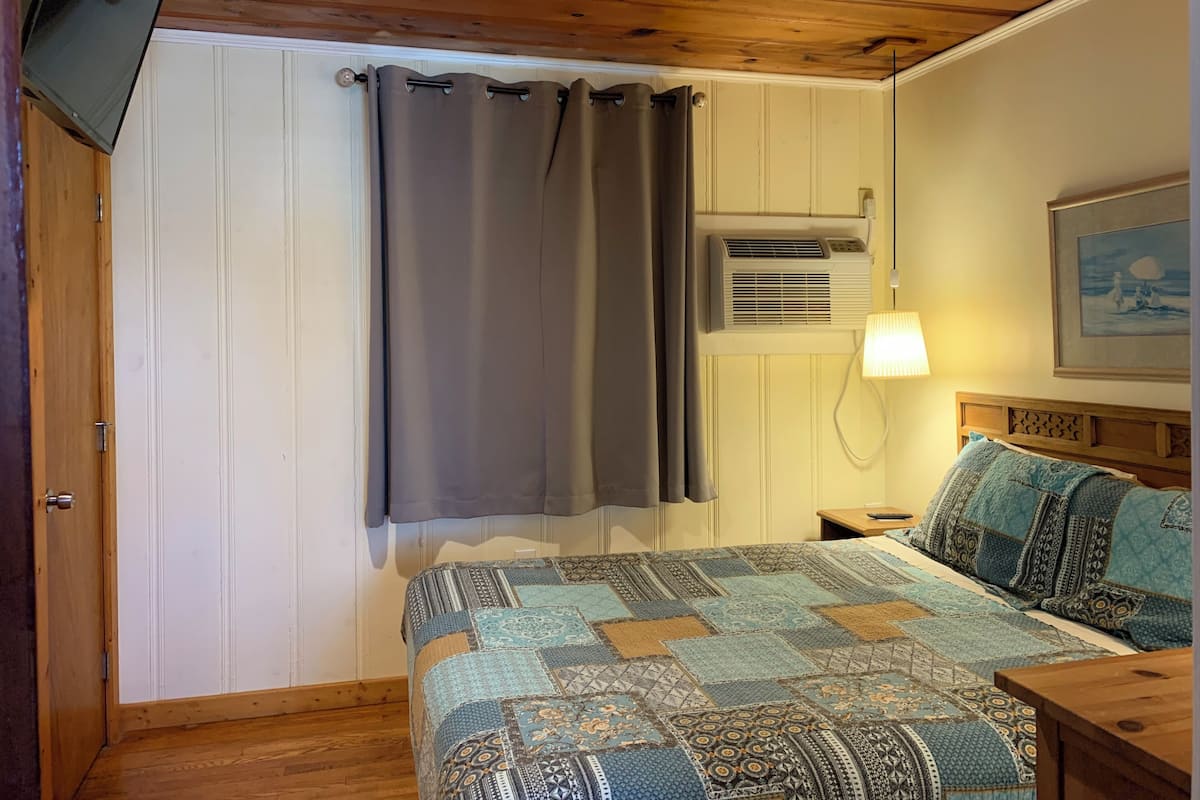 Deluxe Suite, 2 Bedrooms, Kitchen, Courtyard Area | 書桌、手提電腦工作空間、熨斗/熨衫板、免費 Wi-Fi
