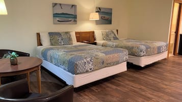 Deluxe Room, Refrigerator & Microwave | 1 dormitorio, escritorio, espacio para trabajar con un portátil