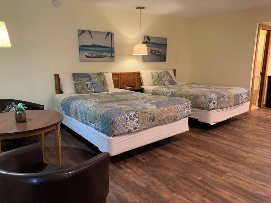 Deluxe Room, Refrigerator & Microwave | Bàn, khu vực làm việc phù hợp cho laptop, bàn ủi/dụng cụ ủi quần áo