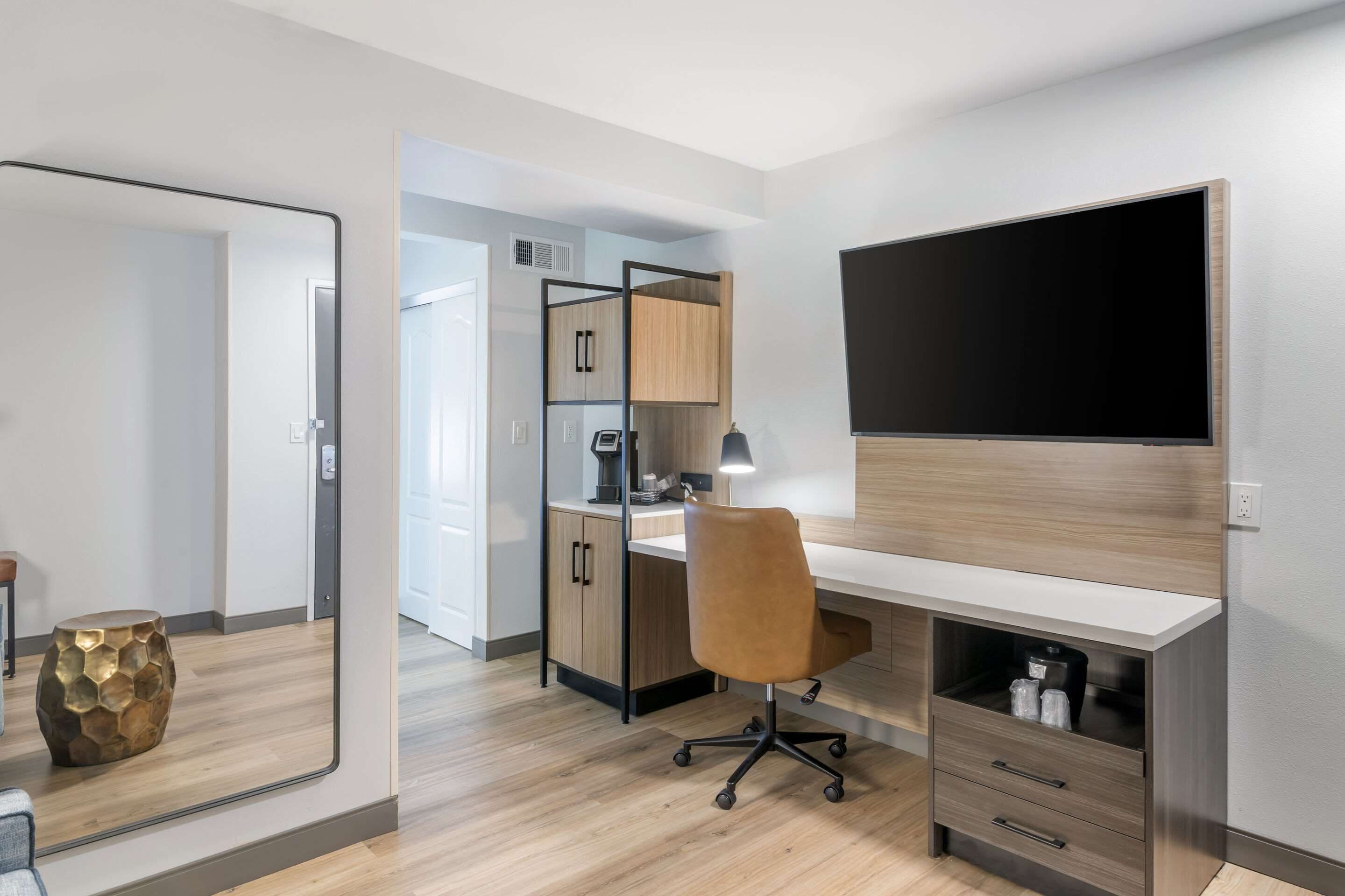 suite, 1 bedroom, non smoking | 1 bedroom, in-room safe, blackout curtains, iron/ironing board