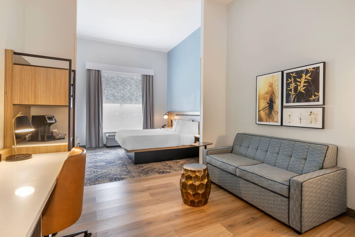 Studio Suite, 1 Tempat Tidur King, Bebas Asap Rokok | Brankas, tirai kedap cahaya, dan setrika/meja setrika
