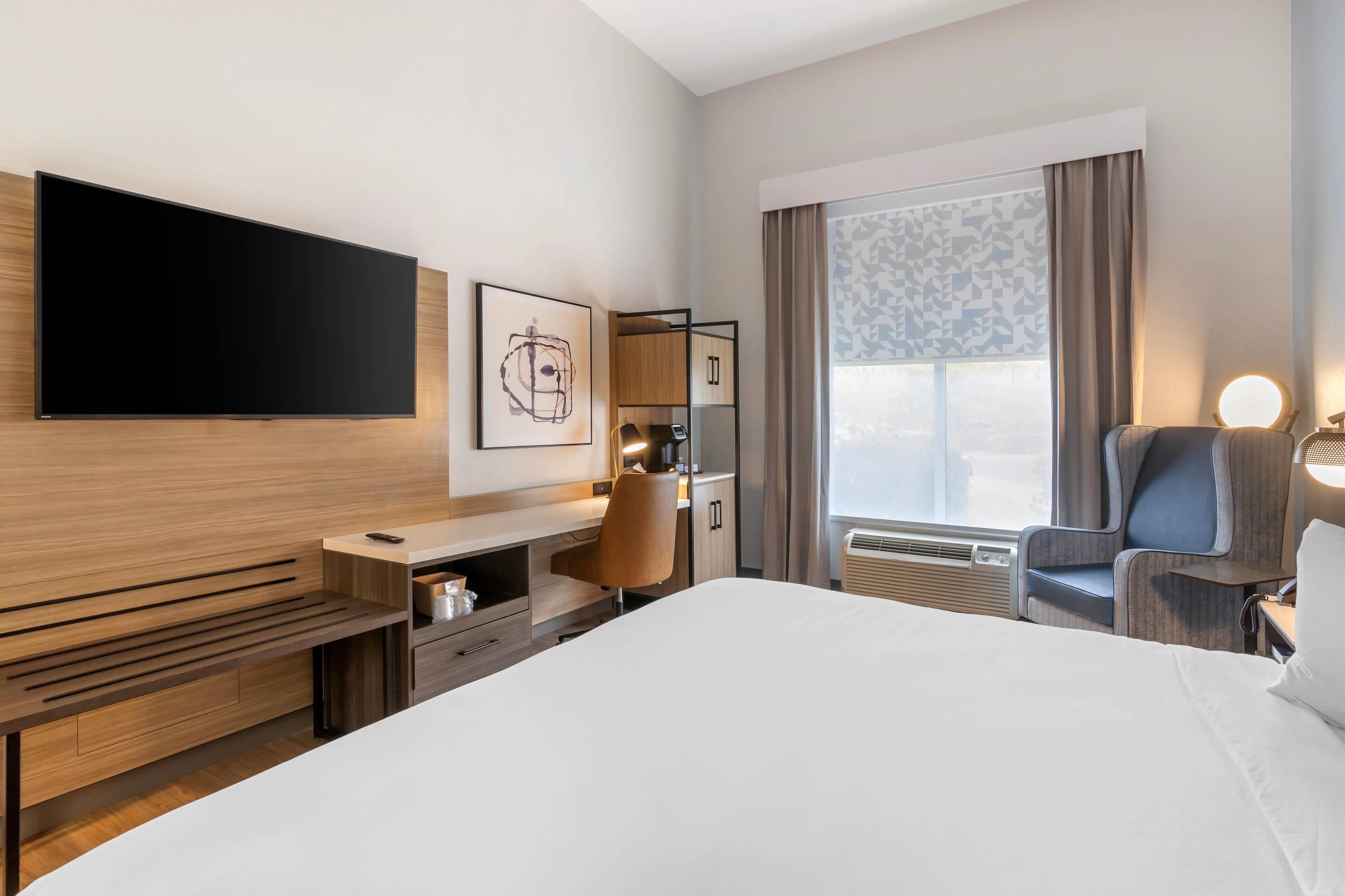 Room, 1 King Bed, Non Smoking | In-room safe, blackout drapes, iron/ironing board