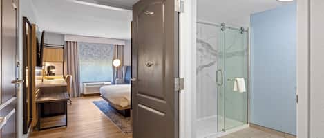 Caja de seguridad en la habitación y cortinas blackout