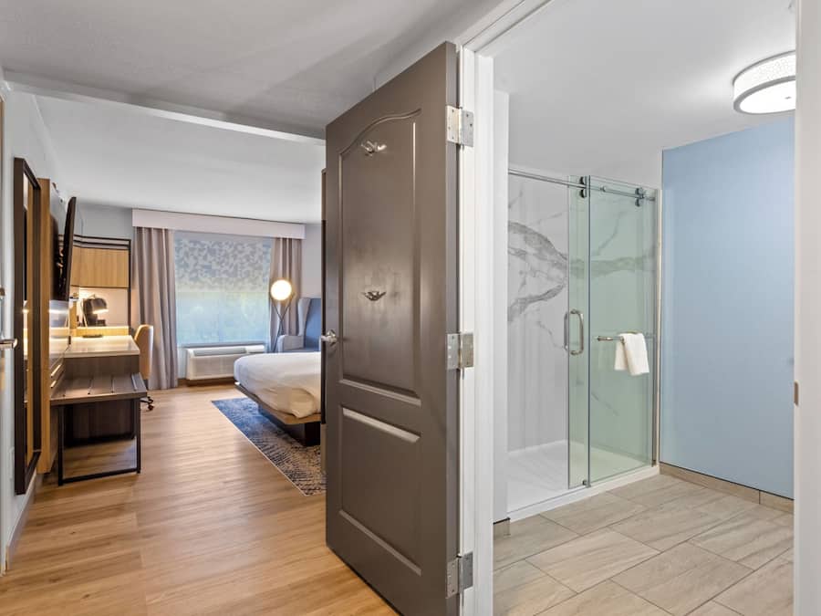 Suíte, 1 quarto, para não fumantes | Cofres nos quartos, cortinas blackout, ferros/tábuas de passar roupa