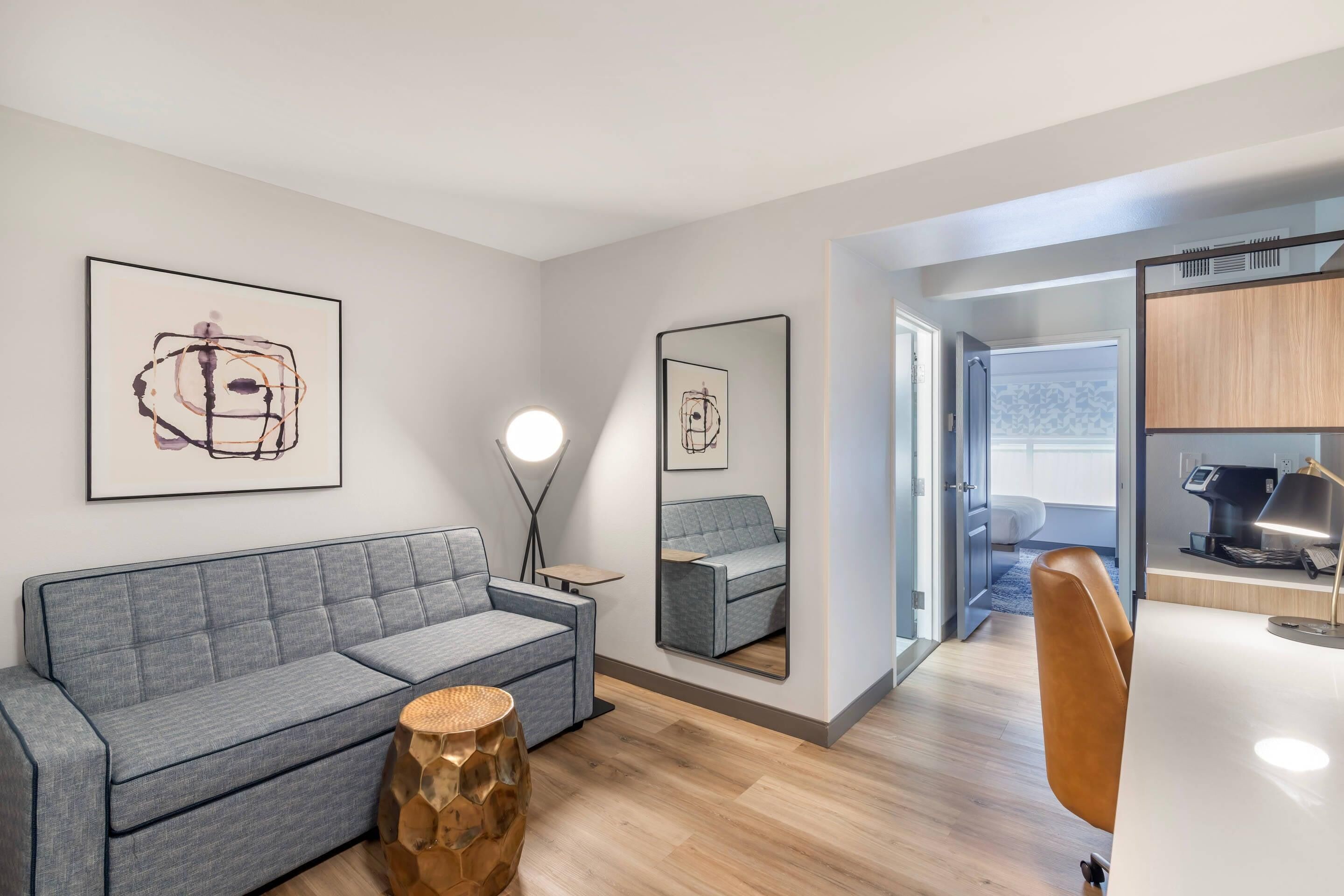 Suite, 1 soverom, ikke-røyk | Safe på rommet, blendingsgardiner og strykejern/-brett