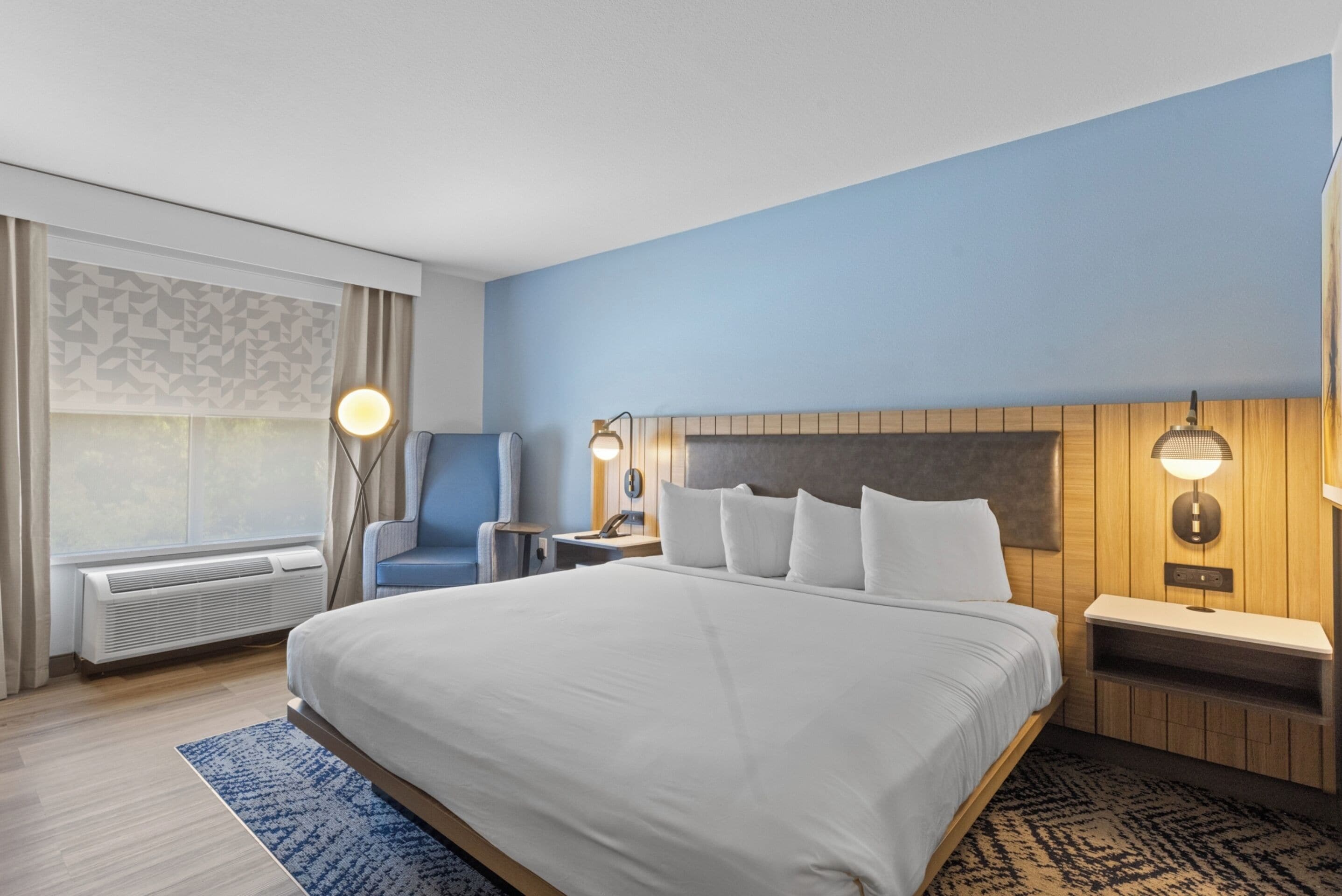 Suíte, 1 quarto, para não fumantes | Cofres nos quartos, cortinas blackout, ferros/tábuas de passar roupa