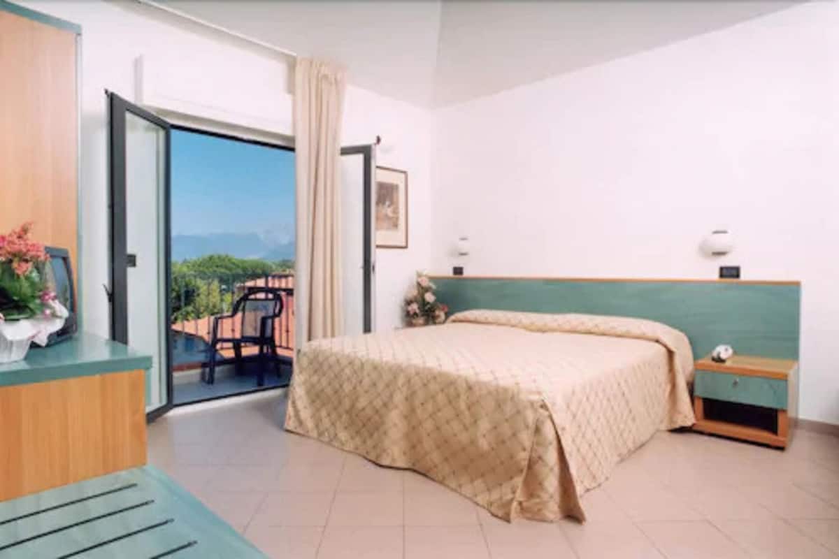 double room | in-room safe, desk, soundproofing, wifi