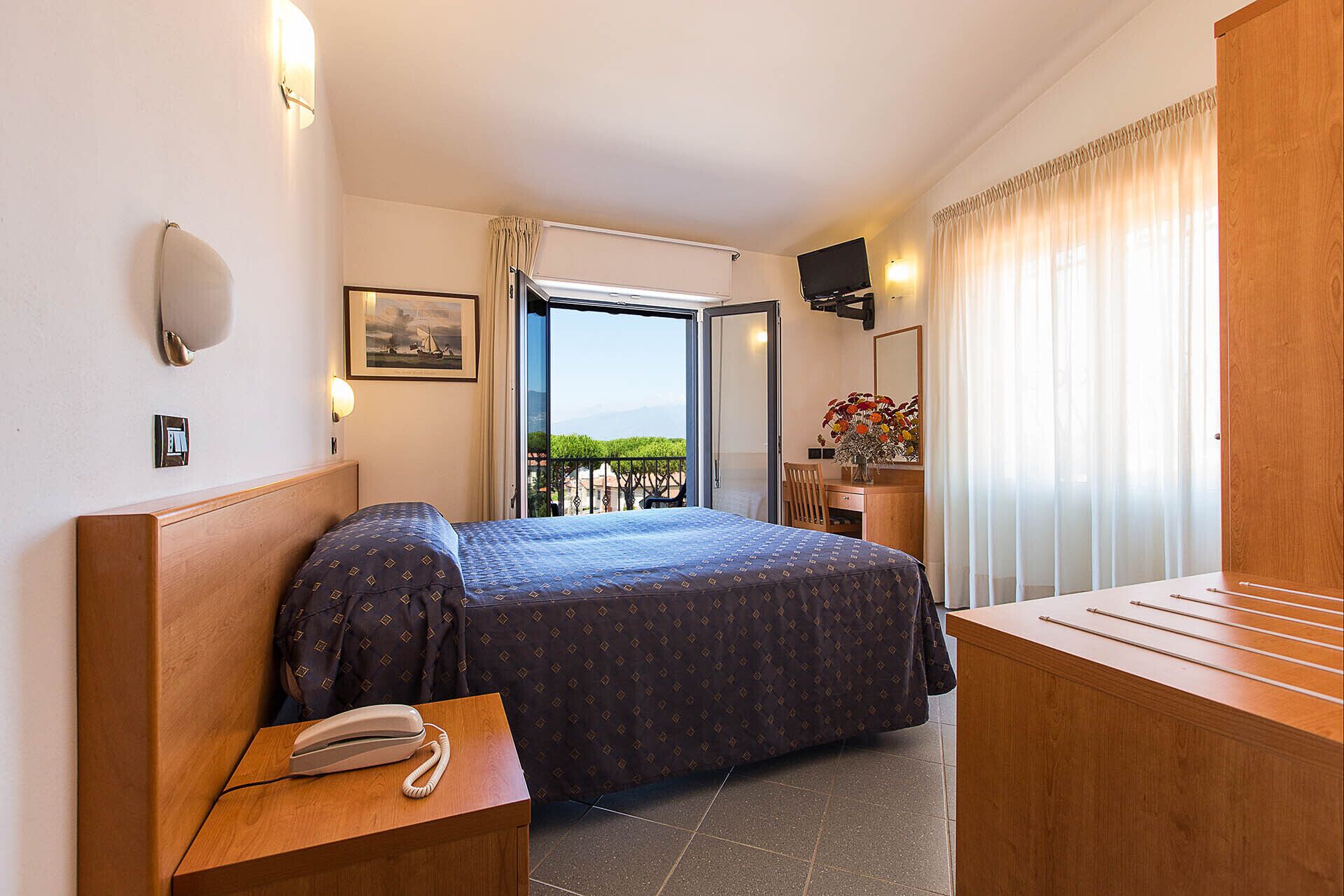 double room | in-room safe, desk, soundproofing, wifi