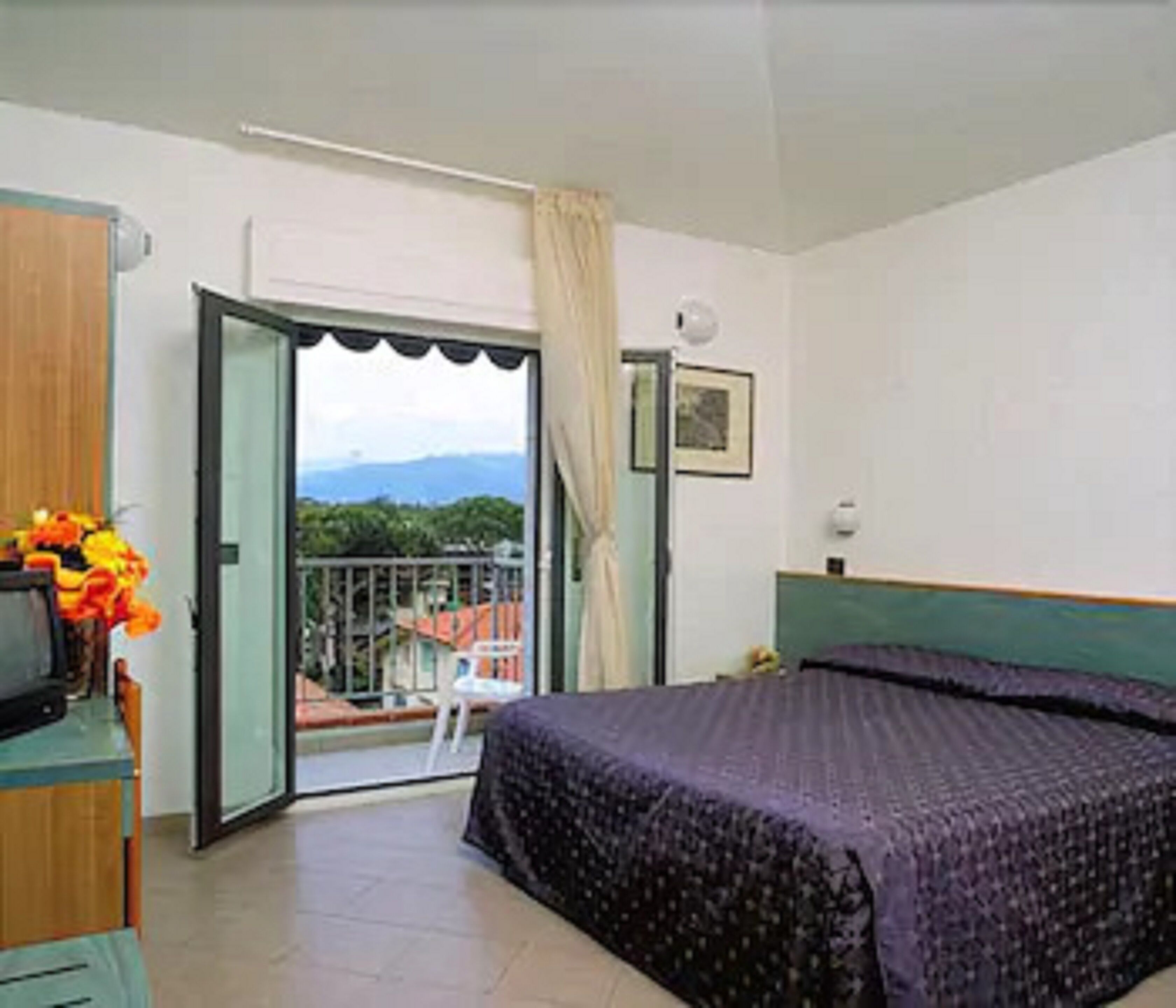 double room | in-room safe, desk, soundproofing, wifi