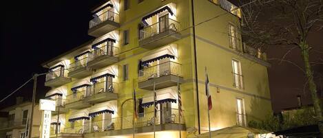 Façade de lâhĂ©bergement â soirĂ©e/nuit