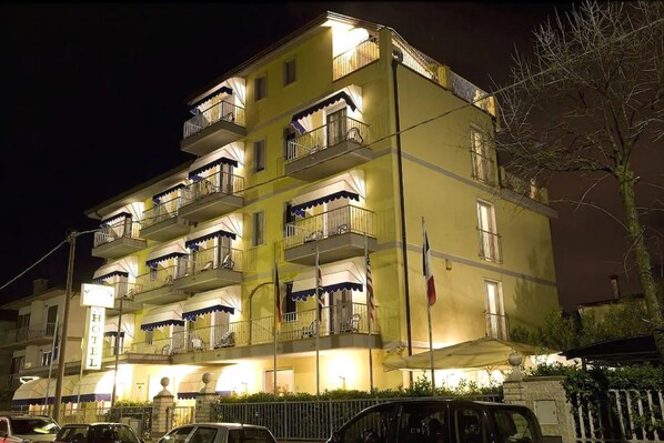 Front of property – evening/night - Hotel Fortunella (Camaiore)