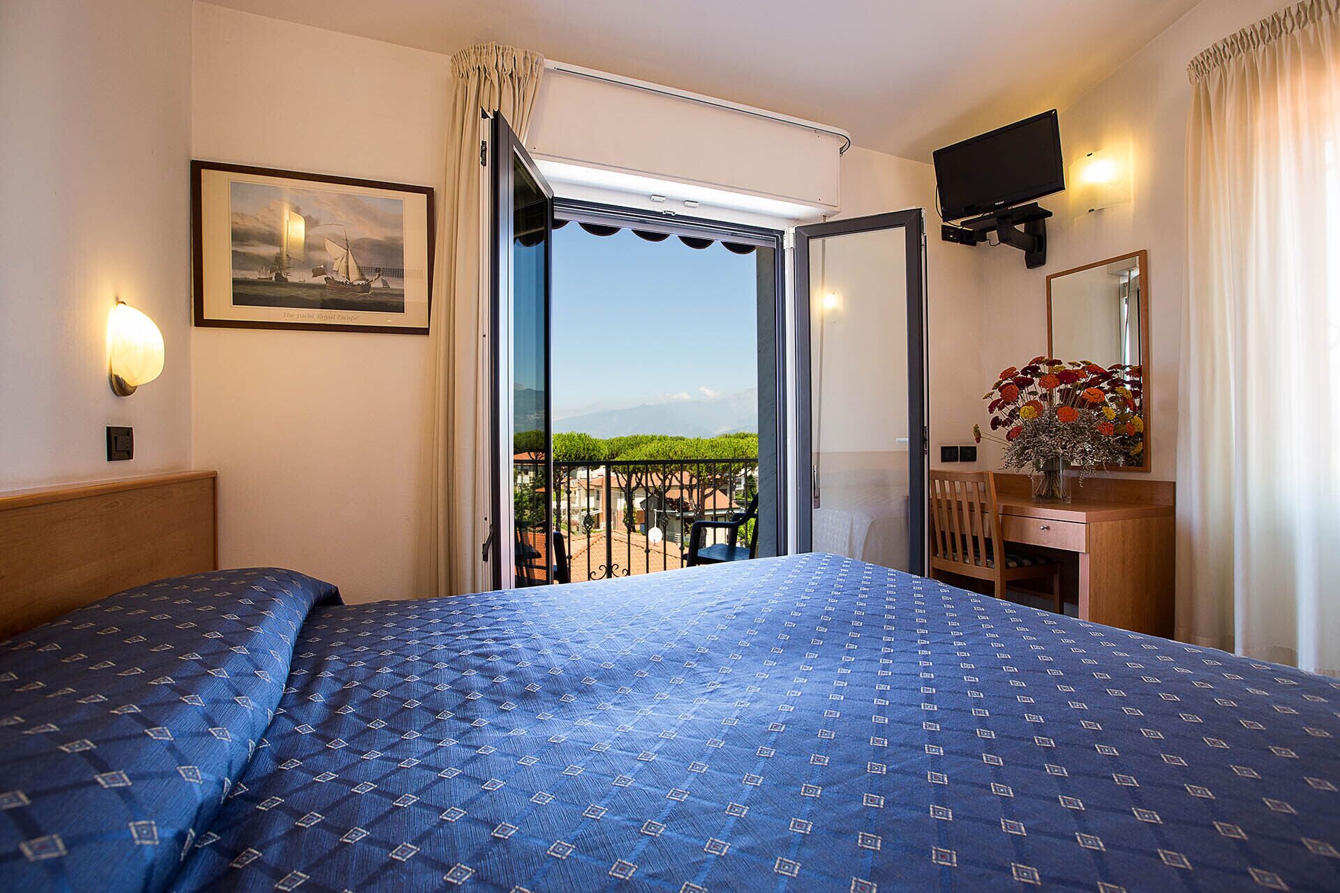 double room | in-room safe, desk, soundproofing, wifi