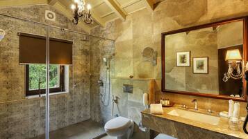 Chambre Royale (Naini Royal Rooms) | Salle de bain | Articles de toilette gratuits, chaussons, serviettes fournies