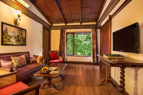 Suite familiar | Caja fuerte, wifi gratis, ropa de cama. The Naini Retreat, Nainital