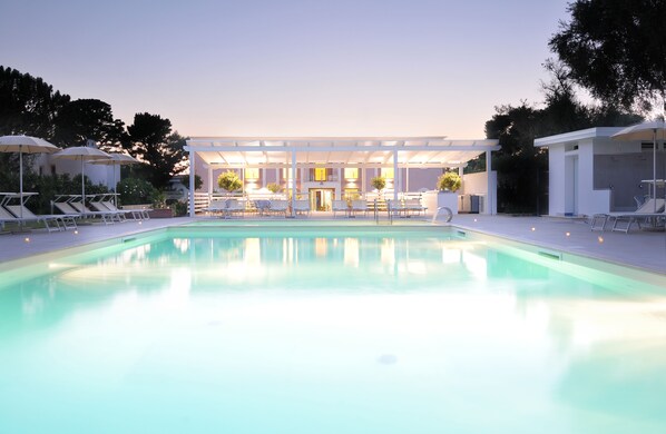 Ulkouima-allas, uima-allas vesiputouksella, aurinkovarjoja