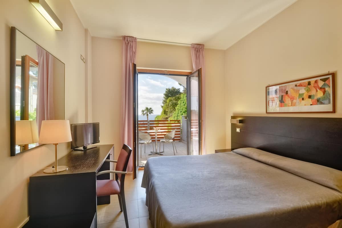 standard room | bathroom | free toiletries, hair dryer, bidet, towels