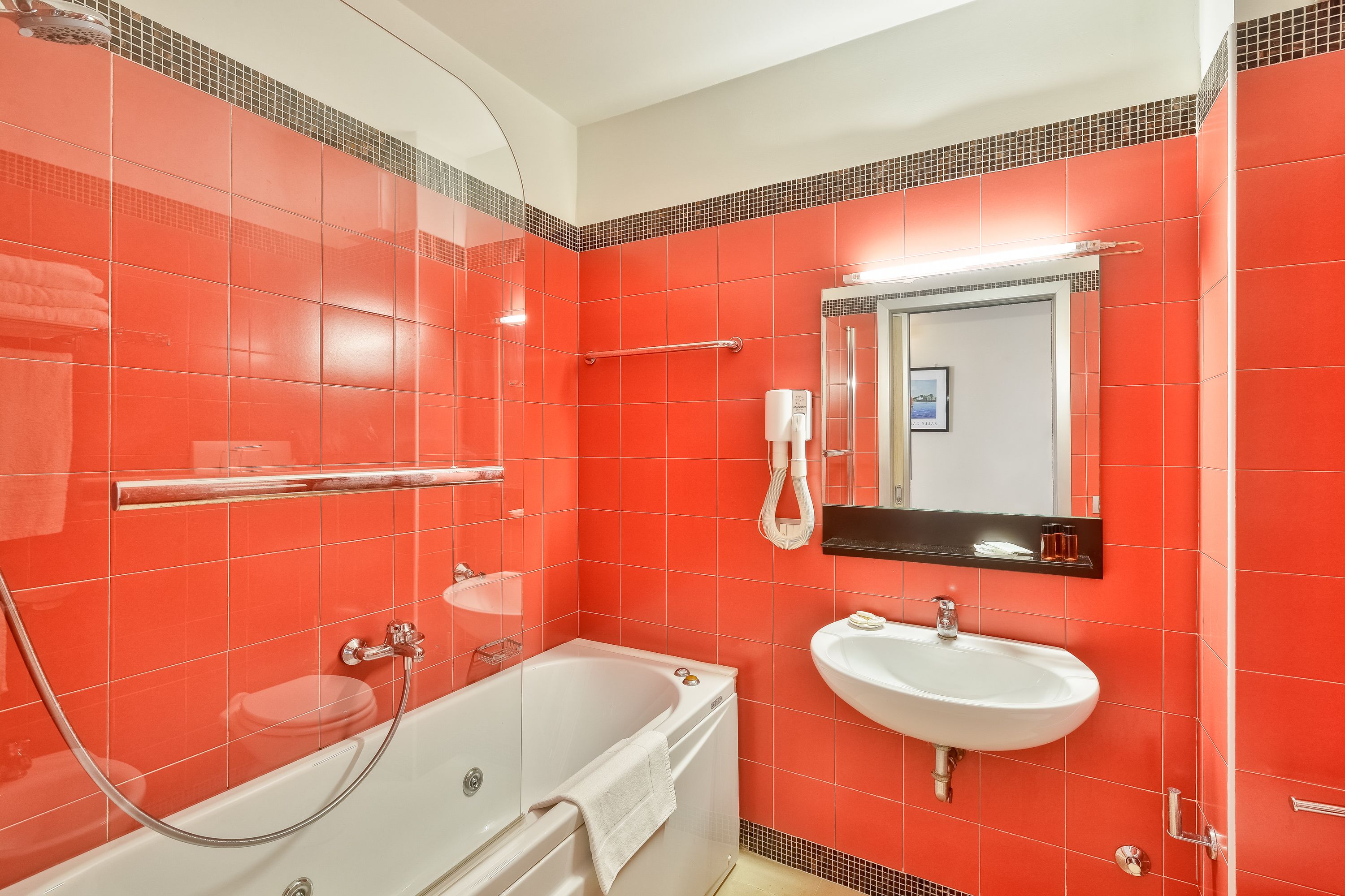 Ein Badezimmer mit Badewanne, Waschbecken und Spiegel.