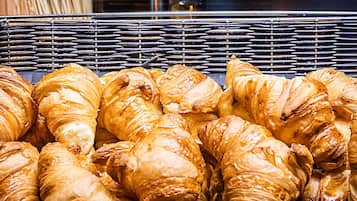 Café da manhã com buffet todos os dias (EUR 9.90 por pessoa)