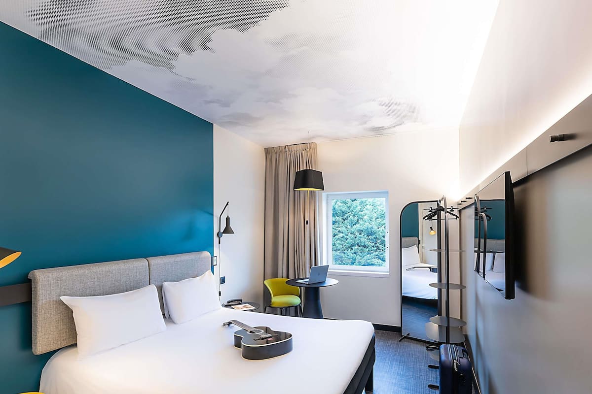 Habitación doble estándar, para no fumadores | Caja de seguridad en la habitación, escritorio y cortinas blackout