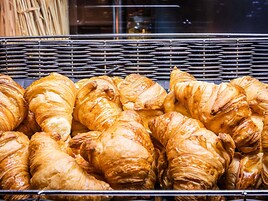 Uma cesta com croissants recém-assados.