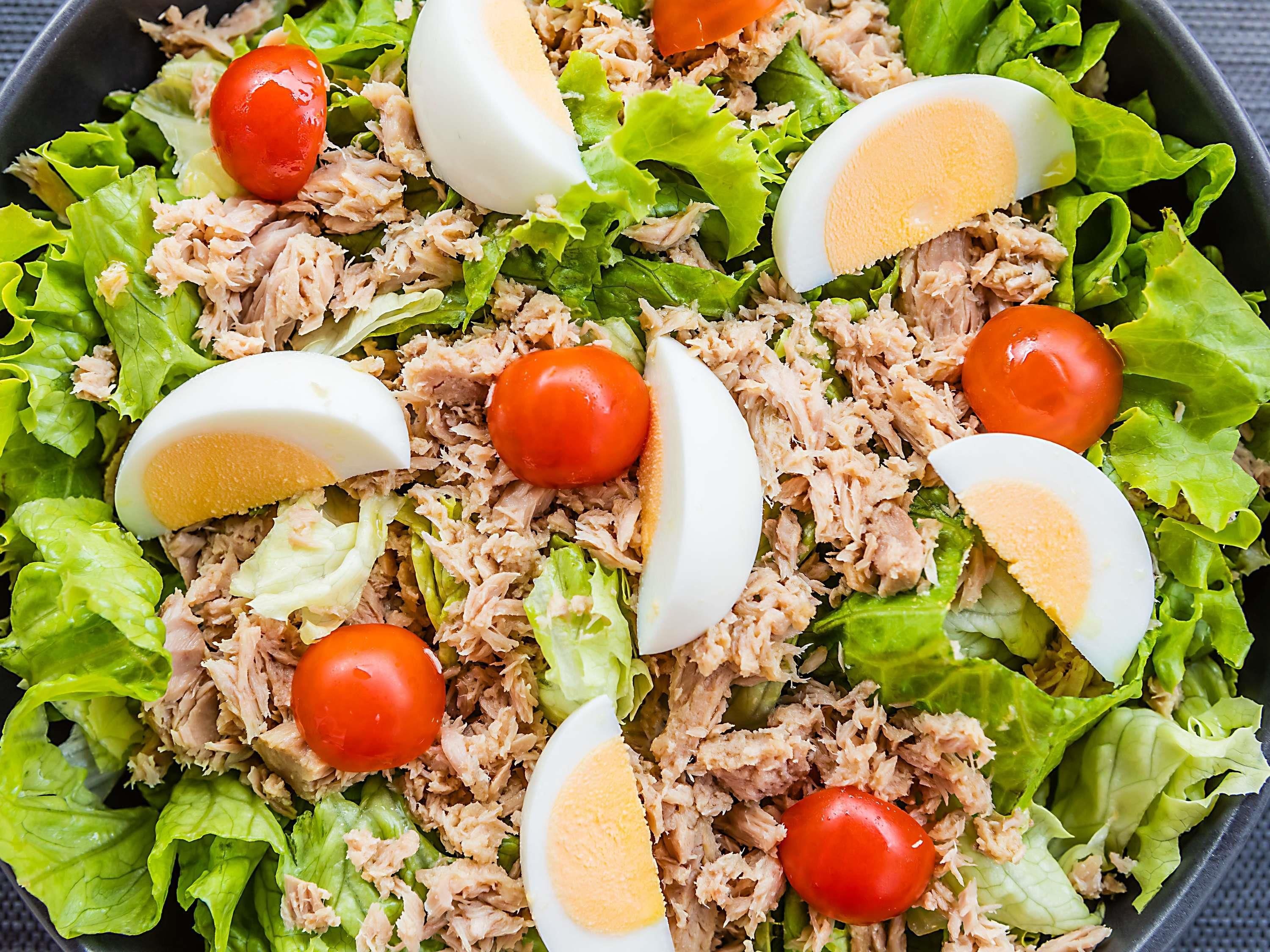 Ensalada con atún, tomates y huevos duros.