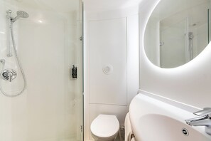 Shower, eco-friendly toiletries, hair dryer, towels - ibis Lisboa Alfragide (Amadora)
