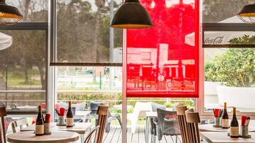 Se sirven desayunos, almuerzos y cenas; cocina internacional