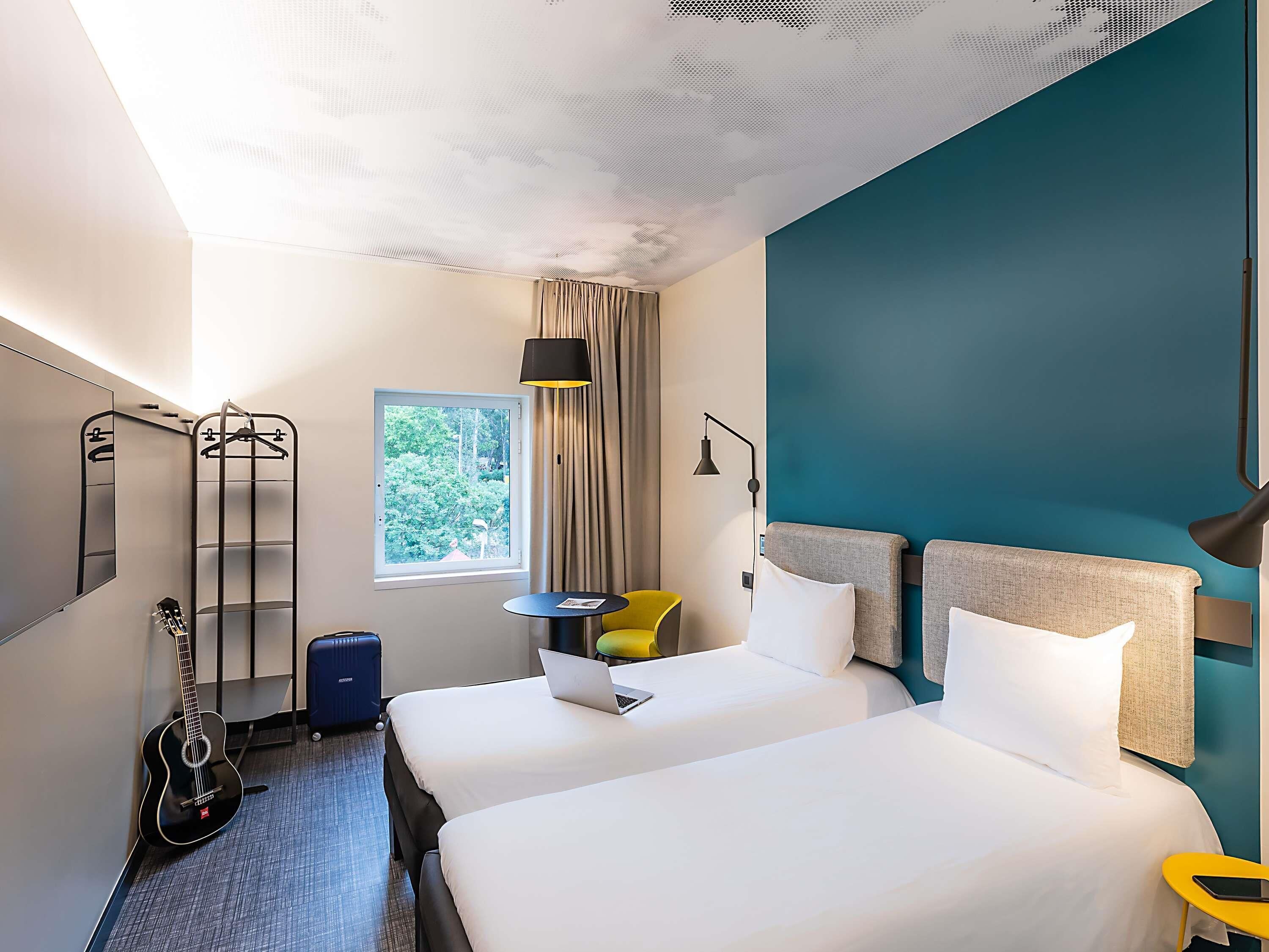 Kahden hengen standard-huone (kaksi sänkyä), tupakointi kielletty | Tallelokero huoneessa, työpöytä, pimennysverhot, äänieristys