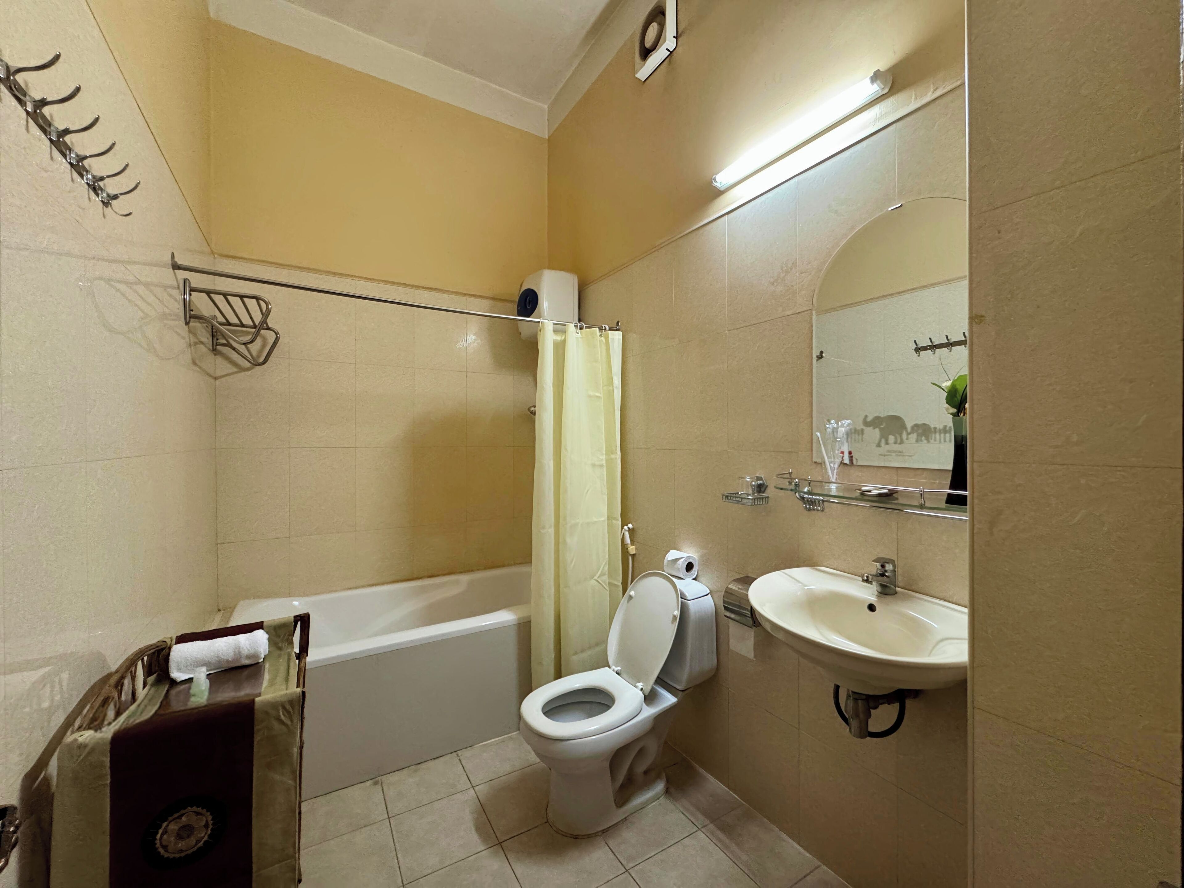 superior twin room | bathroom | combined shower/bathtub, rainfall showerhead, free toiletries