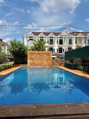 Una piscina al aire libre