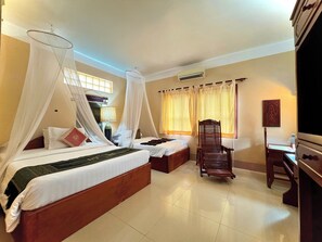 Deluxe driepersoonskamer | Luxe beddengoed, pillowtop-bedden, een minibar, een kluis op de kamer