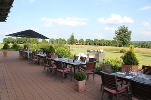 รับประทานอาหารกลางแจ้ง