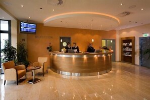 ฝ่ายต้อนรับ