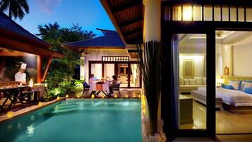 2 outdoor pools, sun loungers