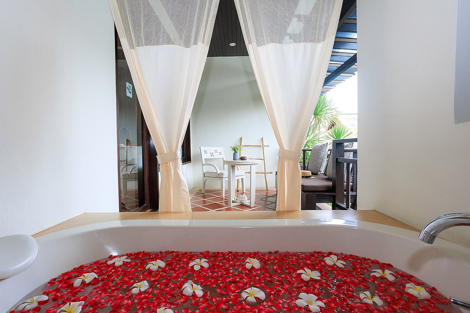 Grand Deluxe | Bathroom | Hair dryer, bathrobes, slippers, towels
