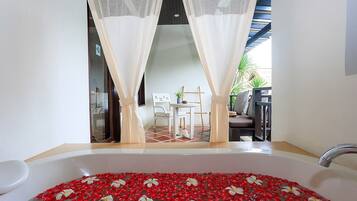 Grand Deluxe | Bathroom | Hair dryer, bathrobes, slippers, towels