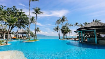 2 kolam renang terbuka, kerusi lepak pantai 