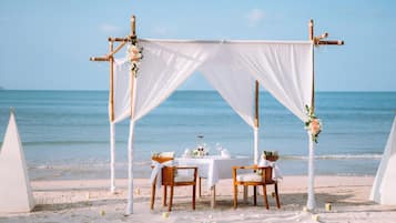2 restaurants; breakfast and dinner served