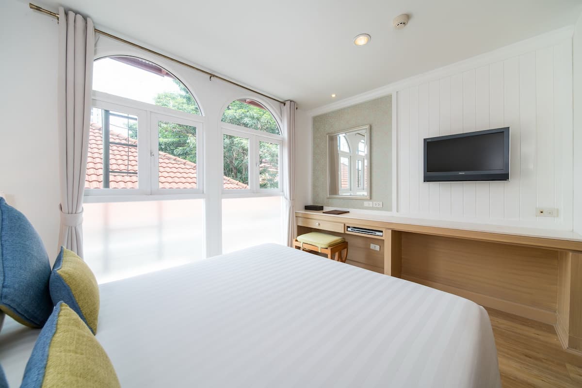 In-room safe, blackout curtains, soundproofing, free WiFi