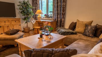 Junior-Suite | 1 Schlafzimmer, Zimmersafe, individuell dekoriert, Schreibtisch