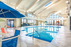 Kapalı yüzme havuzu, şezlonglar 